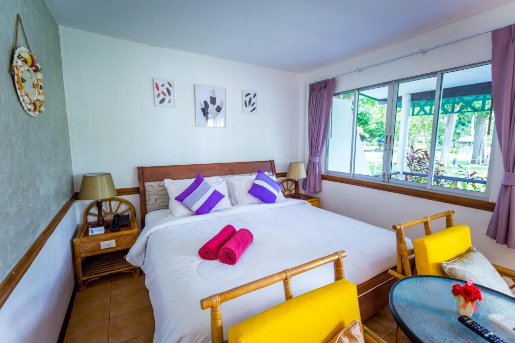 Postel nebo postele na pokoji v ubytování the ocean resort samui
