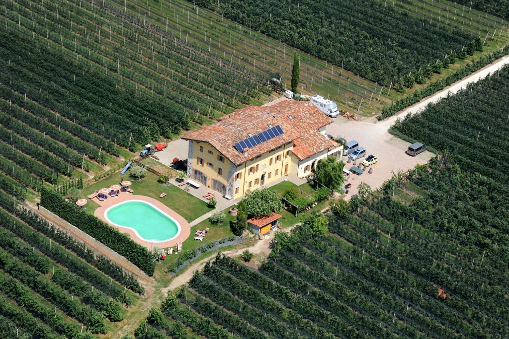 an aerial view of a house in a vineyard at La Molinalda in Castelnuovo del Garda