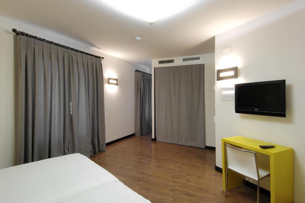 A television and/or entertainment centre at Hotel Cienbalcones