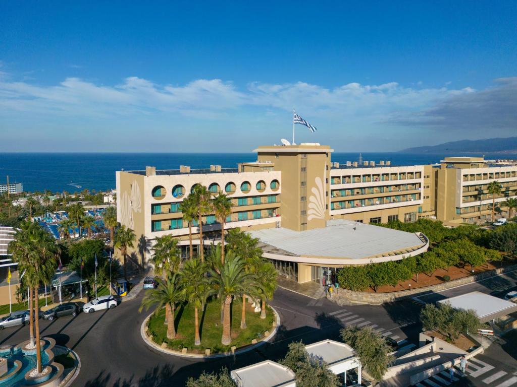 Royal & Imperial Belvedere Resort - Housity