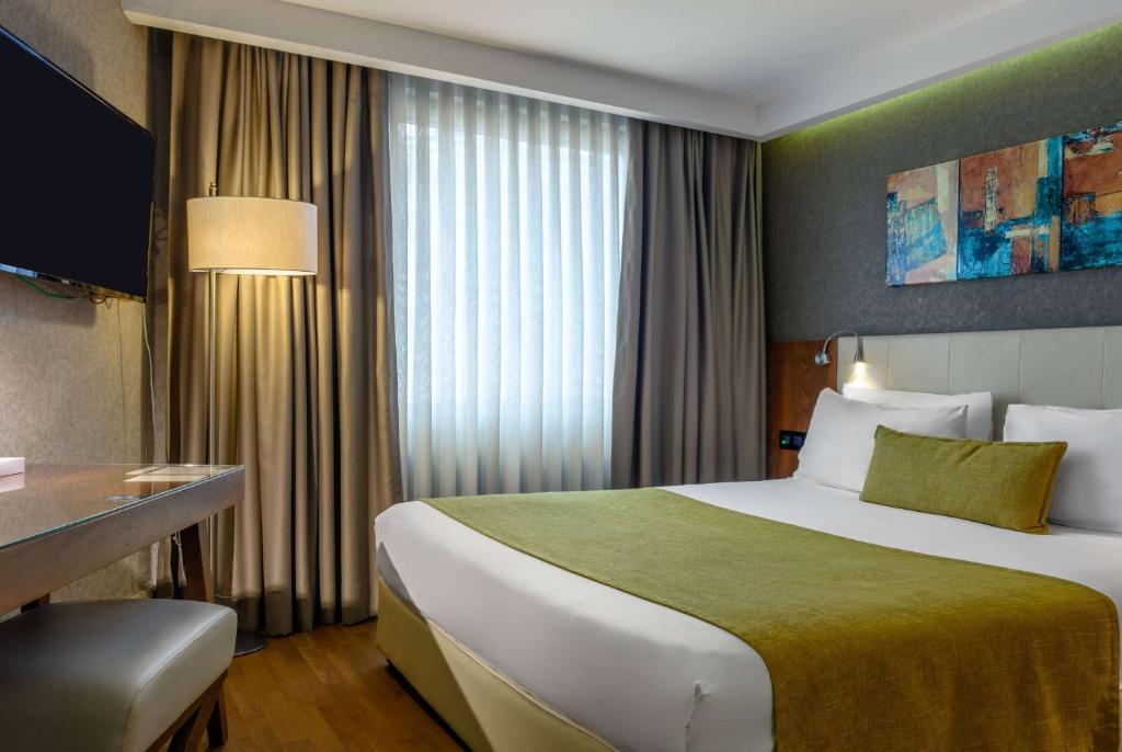 Cama ou camas em um quarto em Ramada by Wyndham Istanbul Grand Bazaar