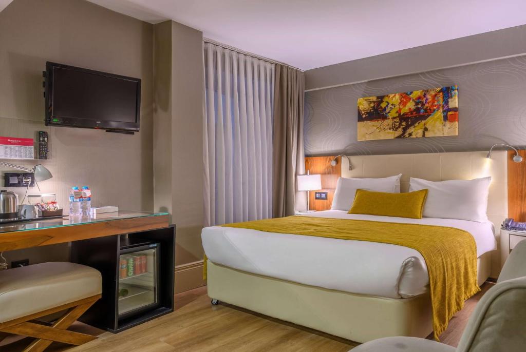 Cama ou camas em um quarto em Ramada by Wyndham Istanbul Grand Bazaar