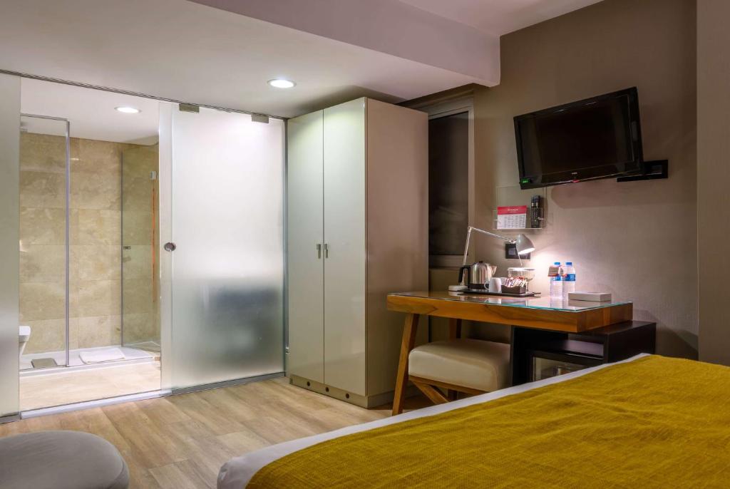 Cama ou camas em um quarto em Ramada by Wyndham Istanbul Grand Bazaar