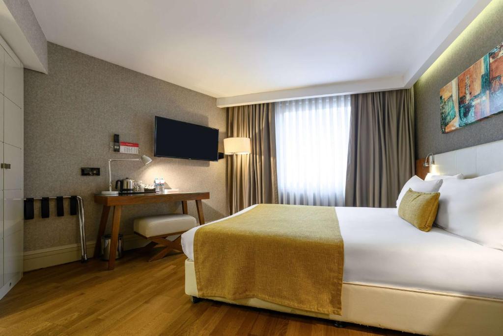 Cama ou camas em um quarto em Ramada by Wyndham Istanbul Grand Bazaar