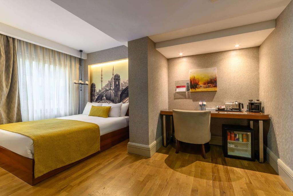 Cama ou camas em um quarto em Ramada by Wyndham Istanbul Grand Bazaar