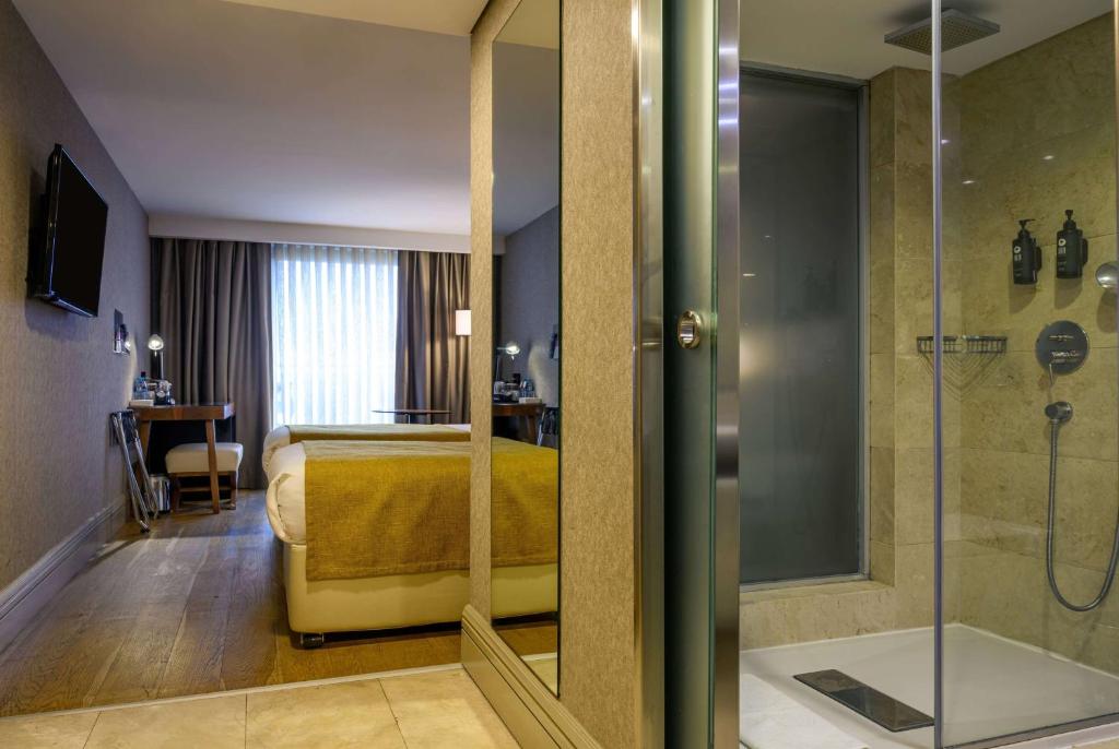Um banheiro em Ramada by Wyndham Istanbul Grand Bazaar