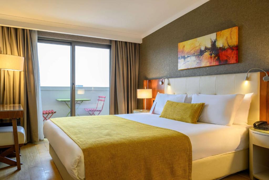 Cama ou camas em um quarto em Ramada by Wyndham Istanbul Grand Bazaar