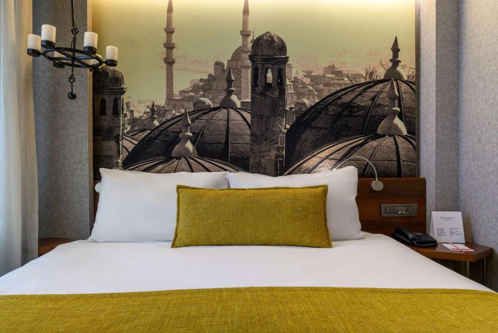 Cama ou camas em um quarto em Ramada by Wyndham Istanbul Grand Bazaar