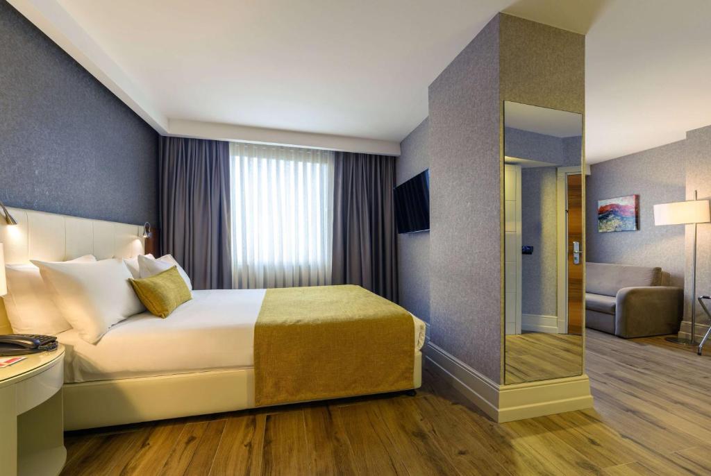 Cama ou camas em um quarto em Ramada by Wyndham Istanbul Grand Bazaar