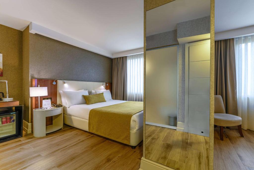 Cama ou camas em um quarto em Ramada by Wyndham Istanbul Grand Bazaar