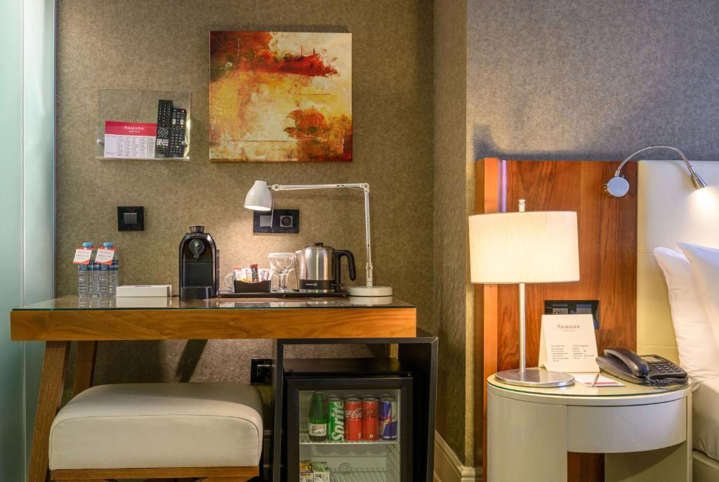 Comodidades para preparar café e chá em Ramada by Wyndham Istanbul Grand Bazaar