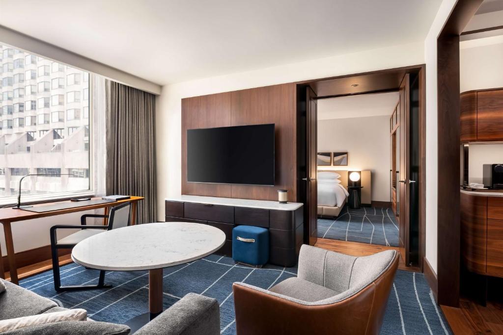 TV a/nebo společenská místnost v ubytování Park Hyatt Toronto
