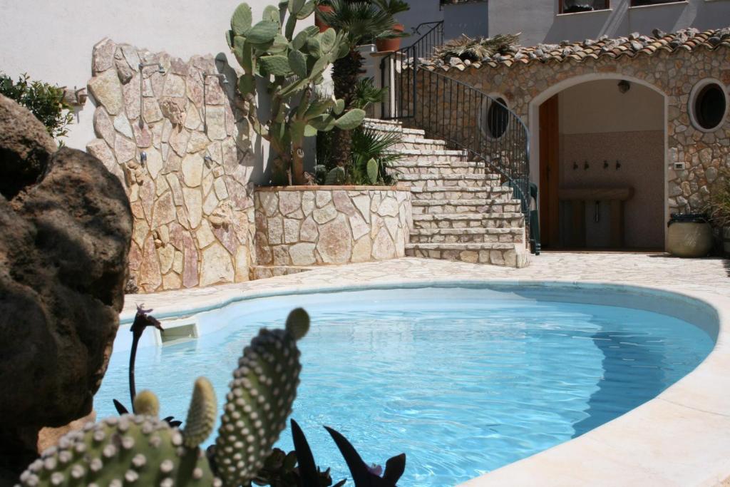 Bazén v ubytování Hotel Il Cortile nebo v jeho okolí