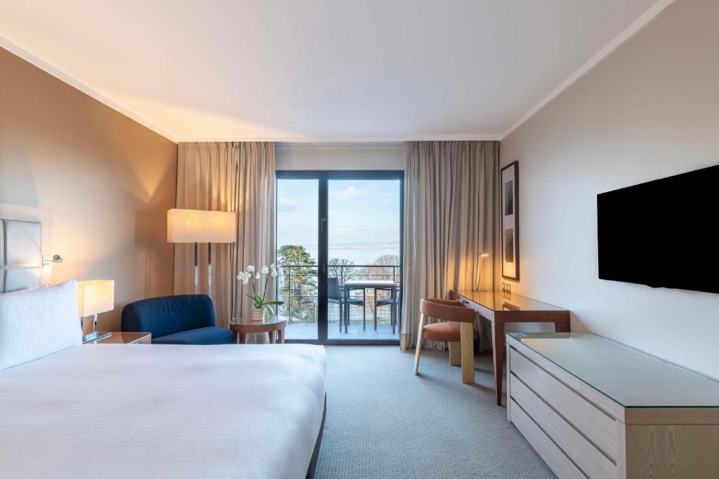Postel nebo postele na pokoji v ubytování Hilton Evian Les Bains