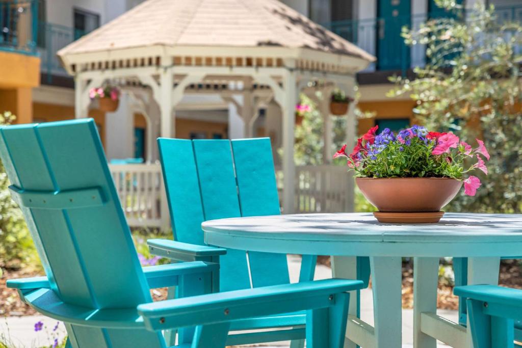 a blue table and chairs with a gazebo at Quality Suites Downtown San Luis Obispo in San Luis Obispo