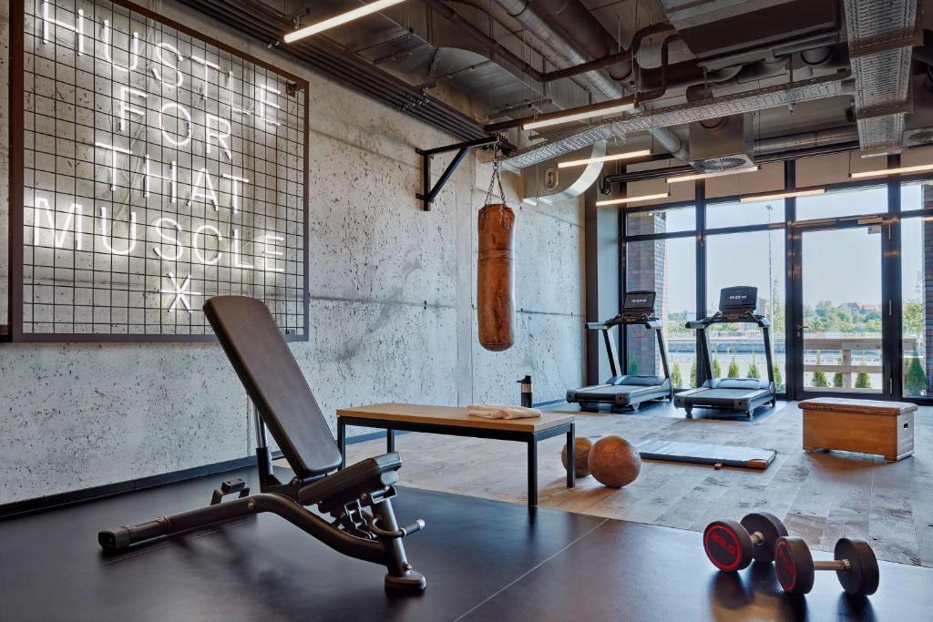 Das Fitnesscenter und/oder die Fitnesseinrichtungen in der Unterkunft Me and All Hotel Kiel, by Hyatt