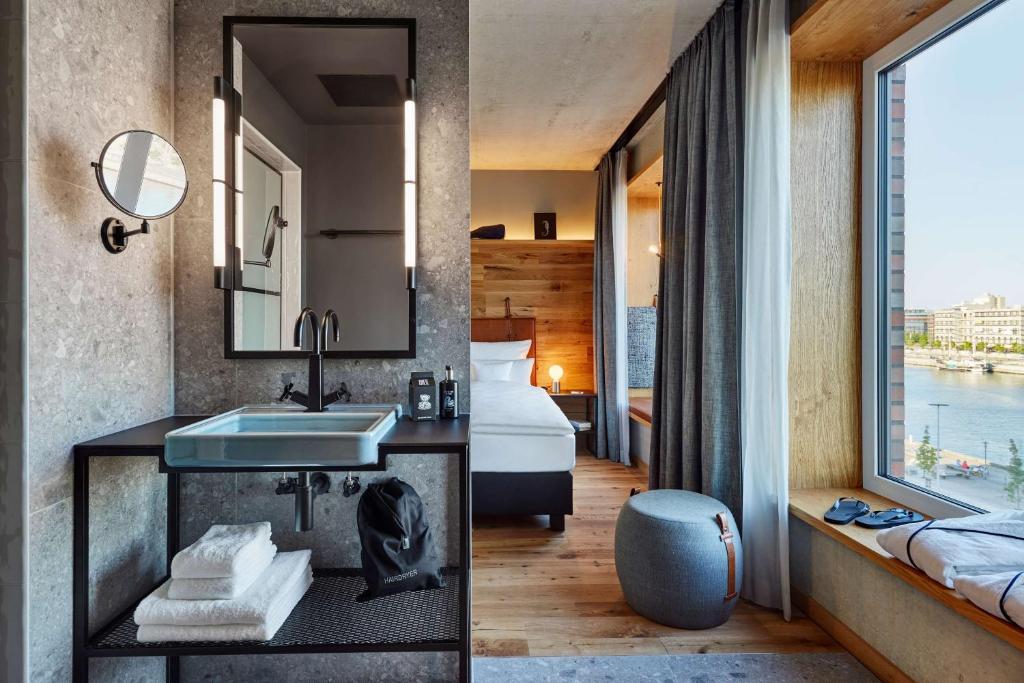 Ein Bett oder Betten in einem Zimmer der Unterkunft Me and All Hotel Kiel, by Hyatt