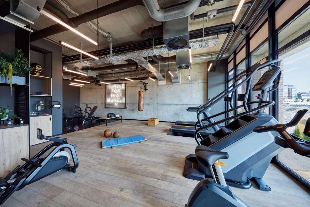 Das Fitnesscenter und/oder die Fitnesseinrichtungen in der Unterkunft Me and All Hotel Kiel, by Hyatt