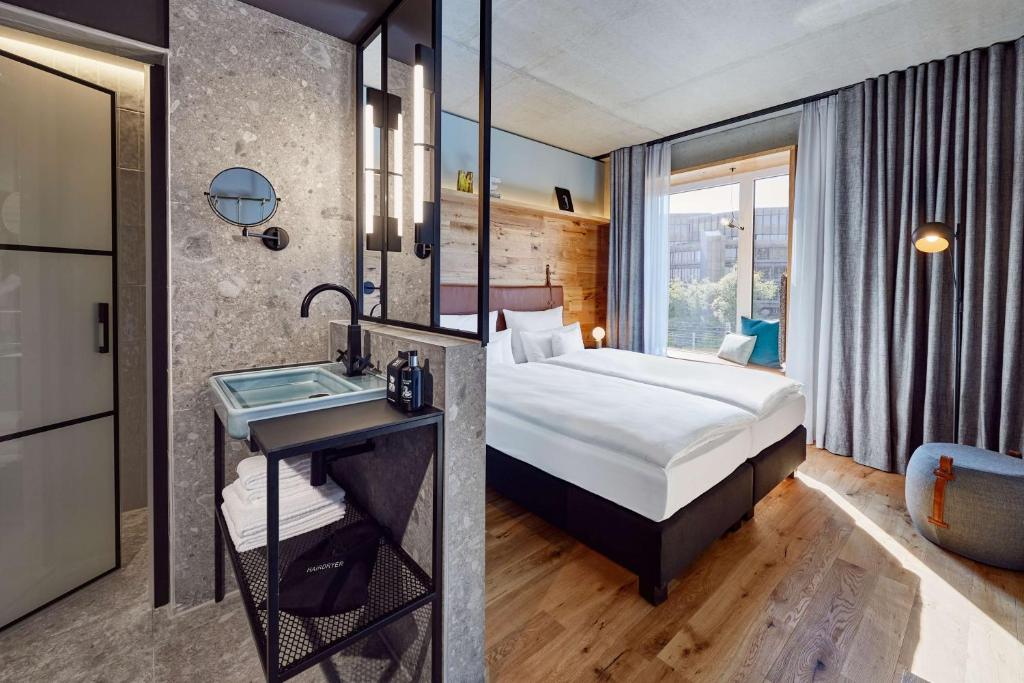 Ein Bett oder Betten in einem Zimmer der Unterkunft Me and All Hotel Kiel, by Hyatt
