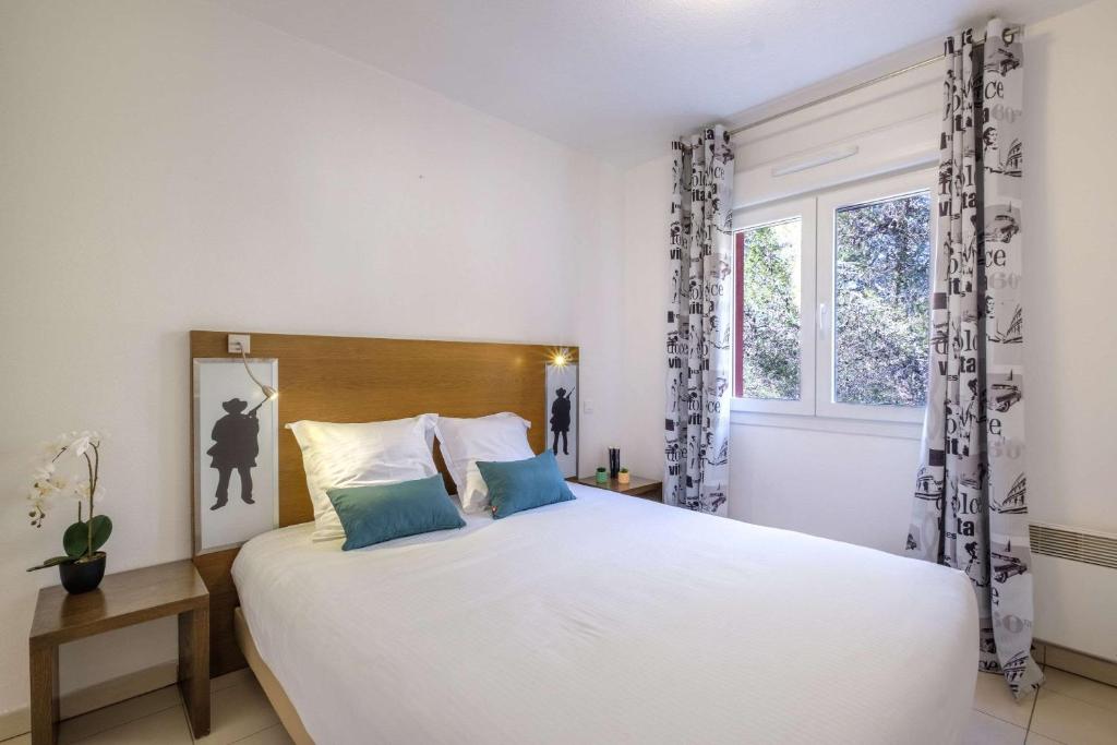 Postel nebo postele na pokoji v ubytování Comfort Aparthotel Antibes Le Maestria