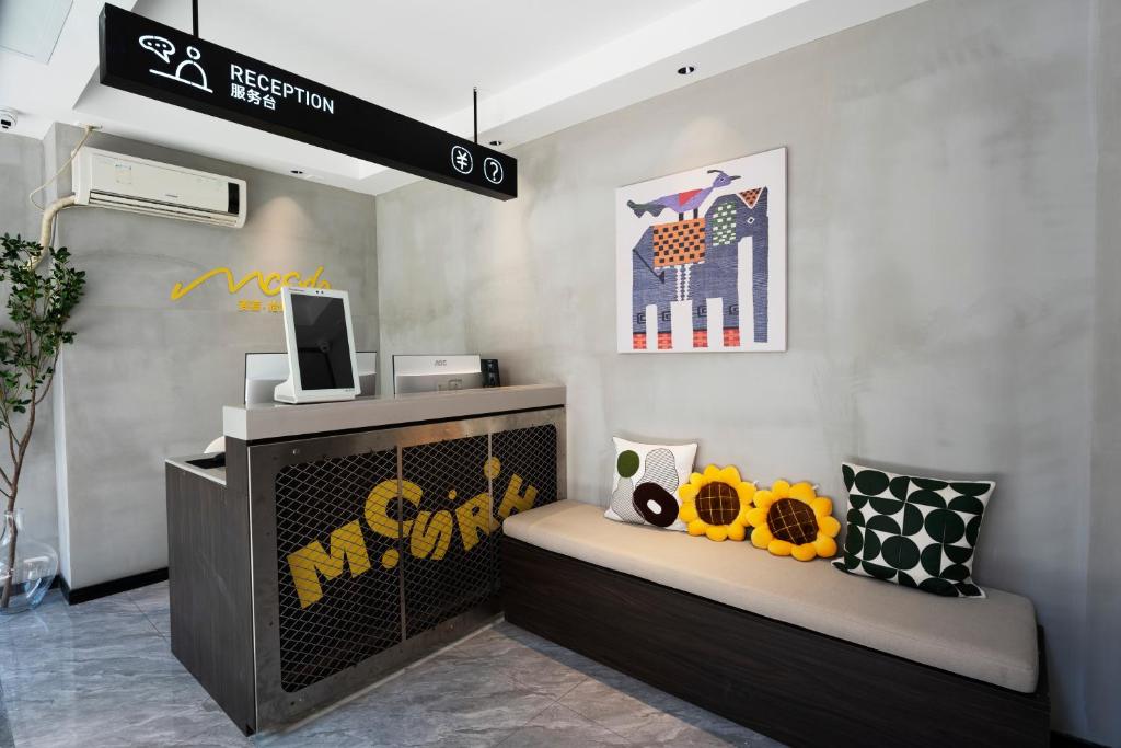 salon z kanapą i telewizorem w obiekcie Mcsrh Hotel-ChangSha Yuanjialing w mieście Changsha