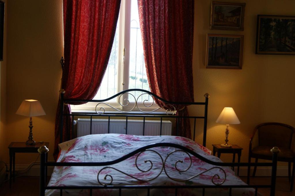 Postel nebo postele na pokoji v ubytování Chateau Neufays