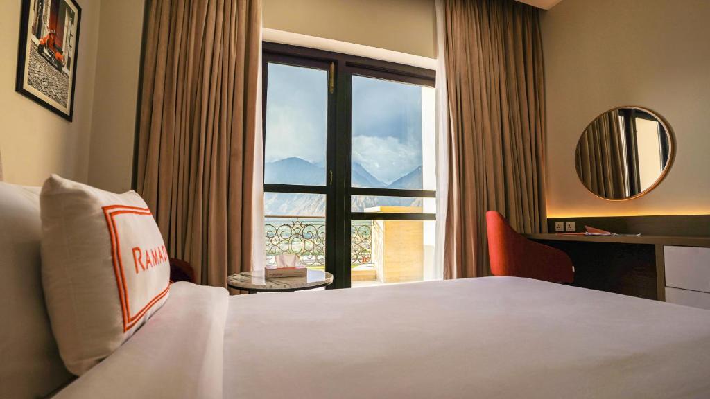 Postel nebo postele na pokoji v ubytování Ramada Resort by Wyndham Gilgit