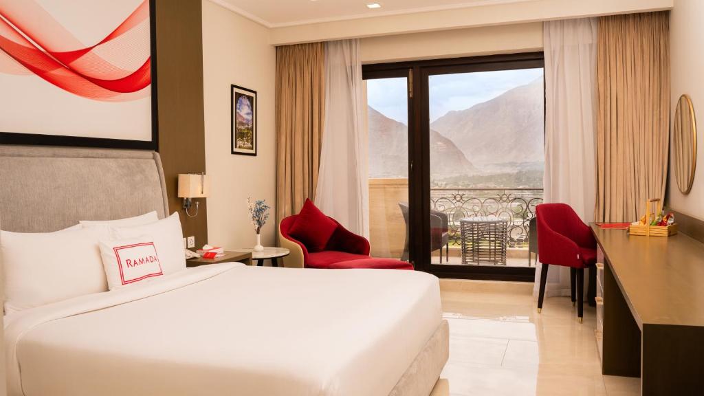 Postel nebo postele na pokoji v ubytování Ramada Resort by Wyndham Gilgit