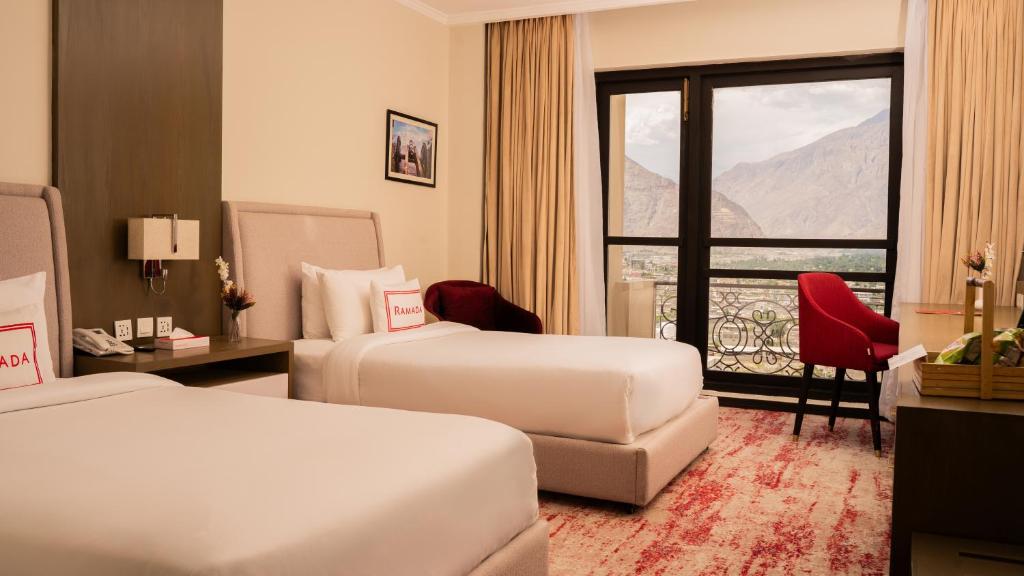 Postel nebo postele na pokoji v ubytování Ramada Resort by Wyndham Gilgit
