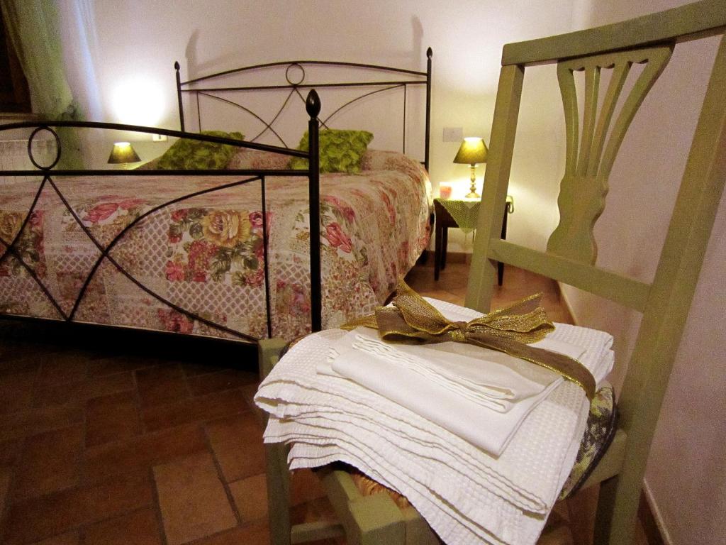 Postel nebo postele na pokoji v ubytování B&B Le Logge Di Sopra