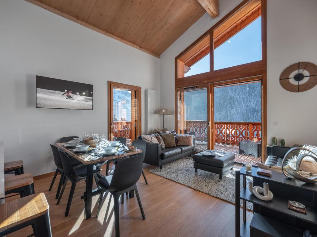 une salle à manger et un salon avec une table et des chaises dans l'établissement BO Immobilier - Apt PDS A306 - Châtel, à Châtel