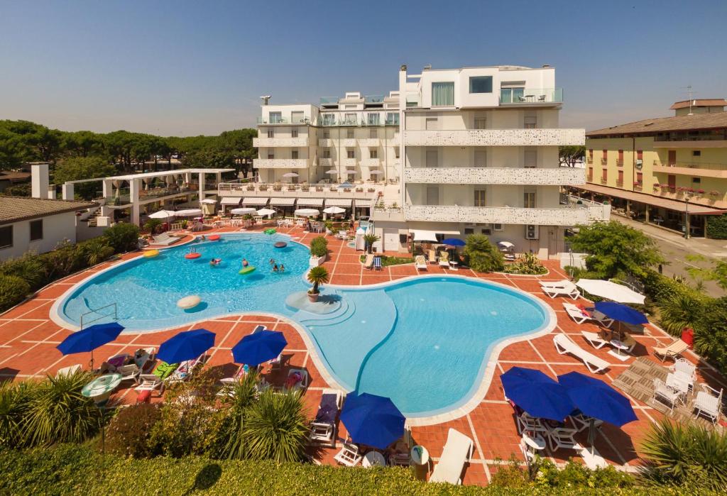 Hotel Ca' Di Valle في كافالّينو تريبورتي: اطلالة علوية على مسبح في فندق