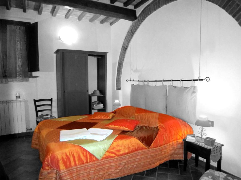 Postel nebo postele na pokoji v ubytování B&B Le Logge Di Sopra