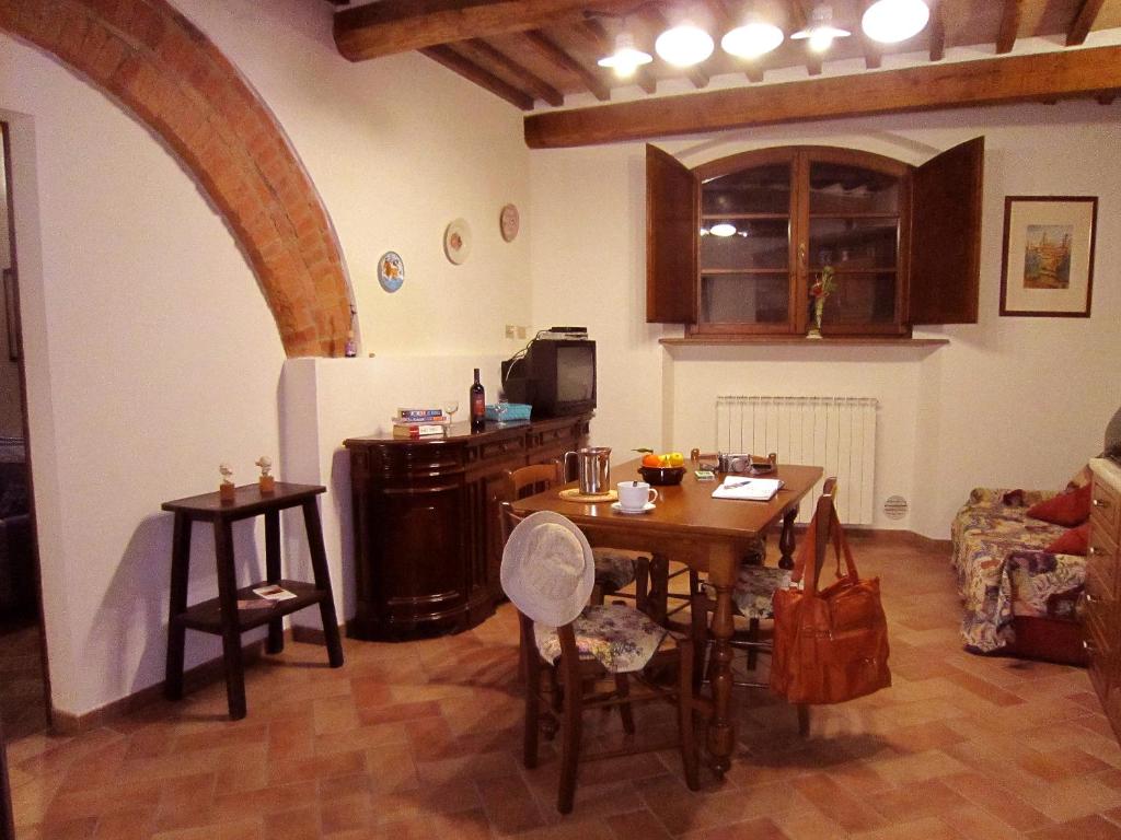 TV a/nebo společenská místnost v ubytování B&B Le Logge Di Sopra