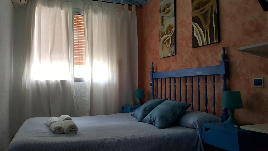 1 dormitorio con 1 cama con 2 toallas en Giraldilla en Sevilla