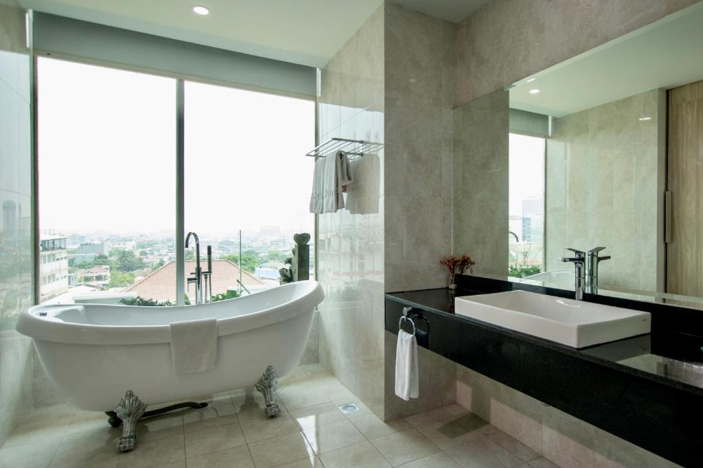 Koupelna v ubytování Sparks Life Jakarta, ARTOTEL Curated