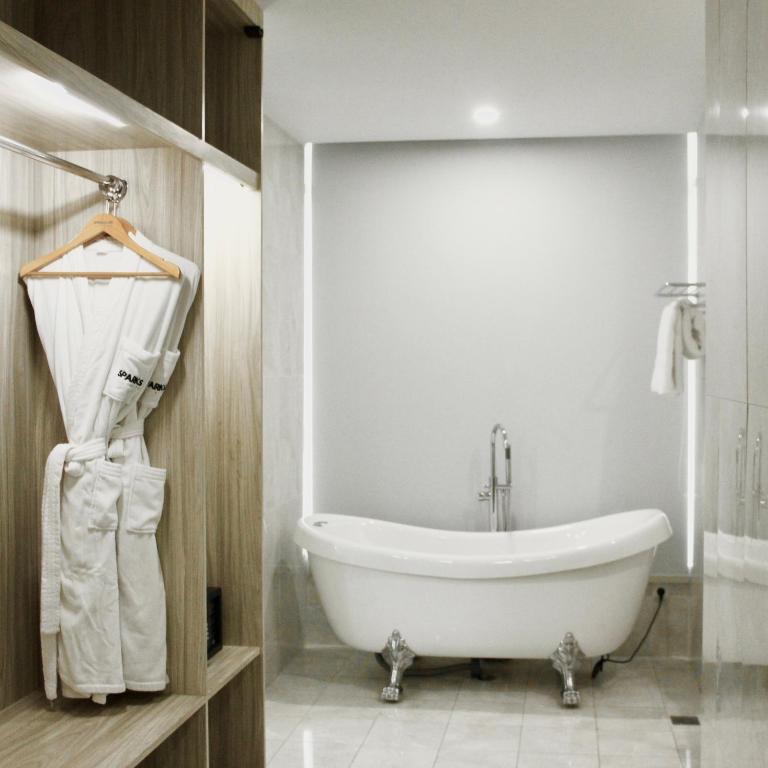 Koupelna v ubytování Sparks Life Jakarta, ARTOTEL Curated