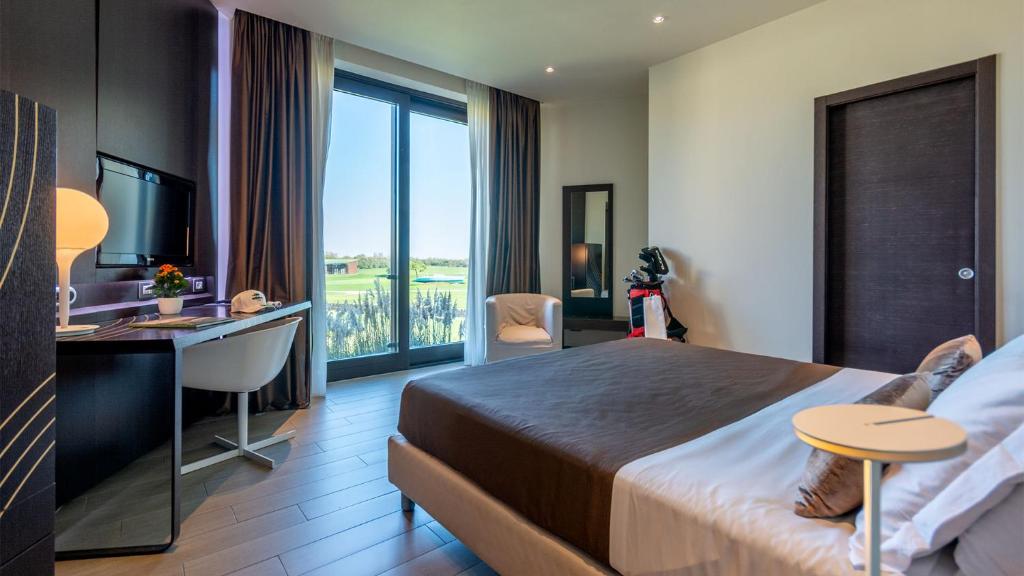 Postel nebo postele na pokoji v ubytování Isola di Albarella Golf Hotel