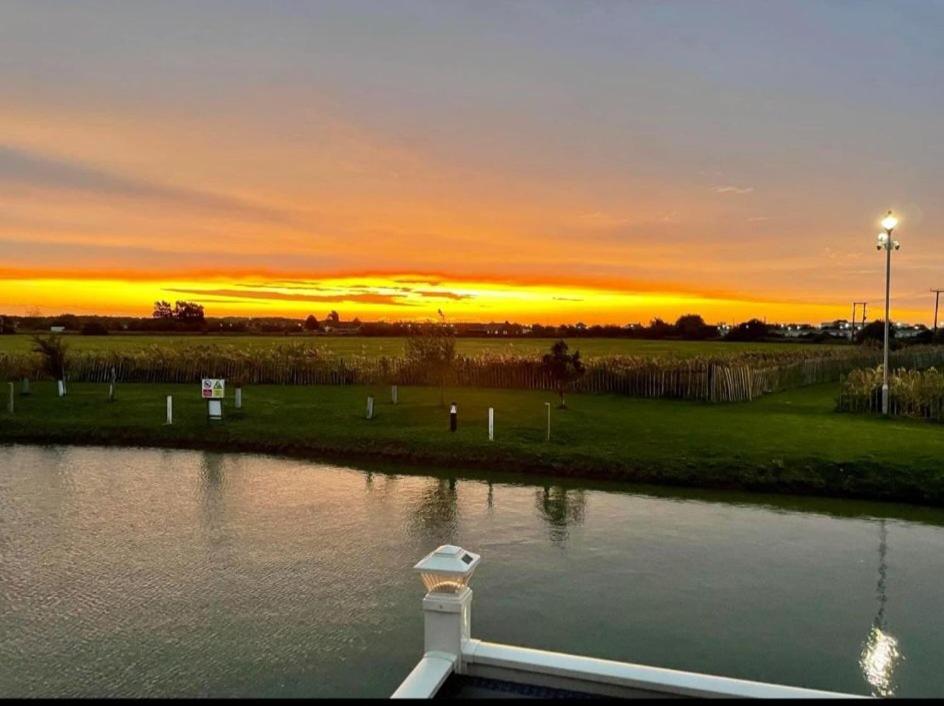 查珀爾聖倫納茲的住宿－8 Berth 3 bed caravan Golden palm ML9，相簿中的一張相片