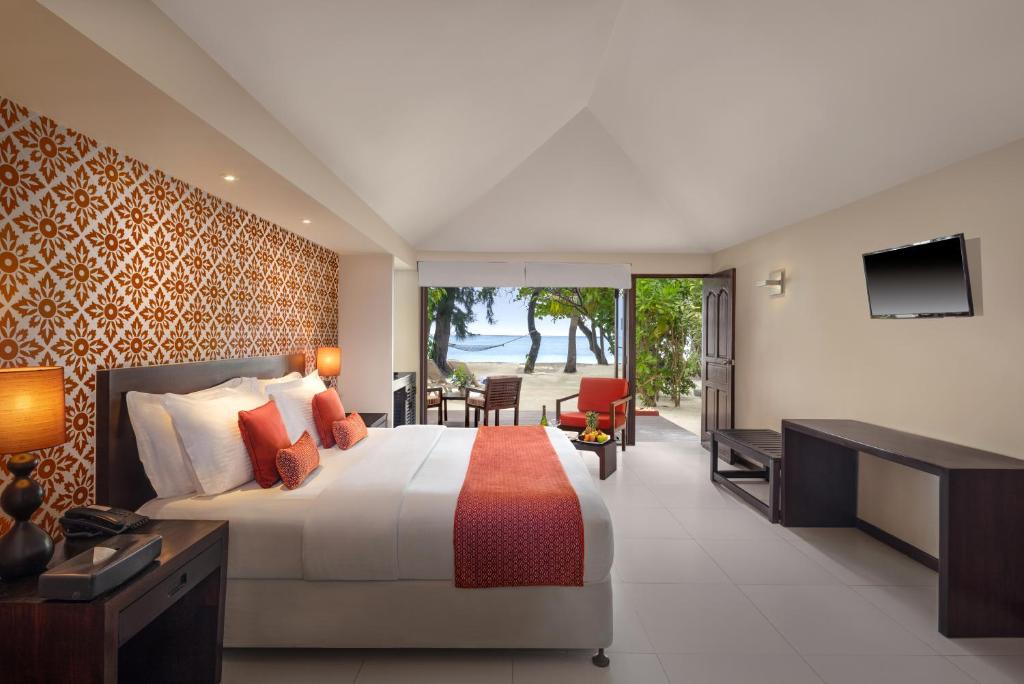 Postel nebo postele na pokoji v ubytování Adaaran Select Huduran Fushi - Free Dine around Premium All Inclusive 24 hours - 1 Child Stays Free between April 2025 to September 2025 - 45 mins by Speedboat