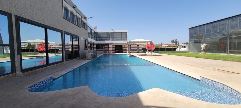 una piscina frente a un edificio en Safi vacances, en Zri Ouled