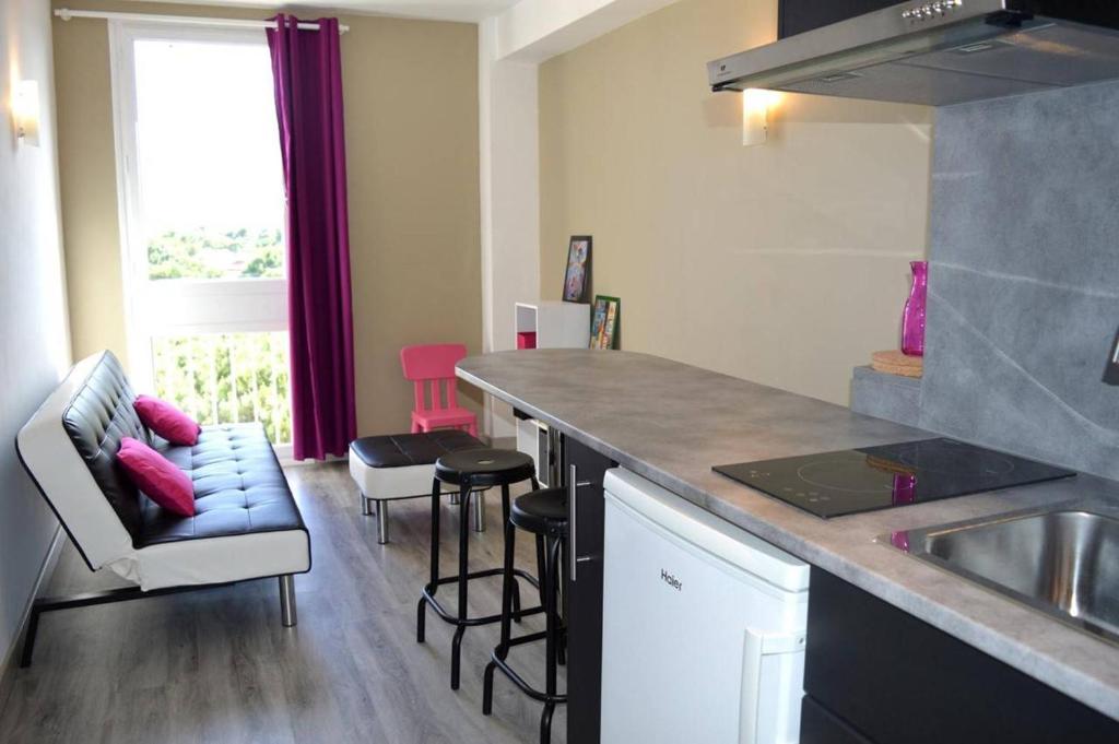 - une cuisine avec un comptoir et des chaises dans la chambre dans l'établissement Appartement 2 pièces 3 couchages ARGELES SUR MER AR060-04E, à Argelès-sur-Mer