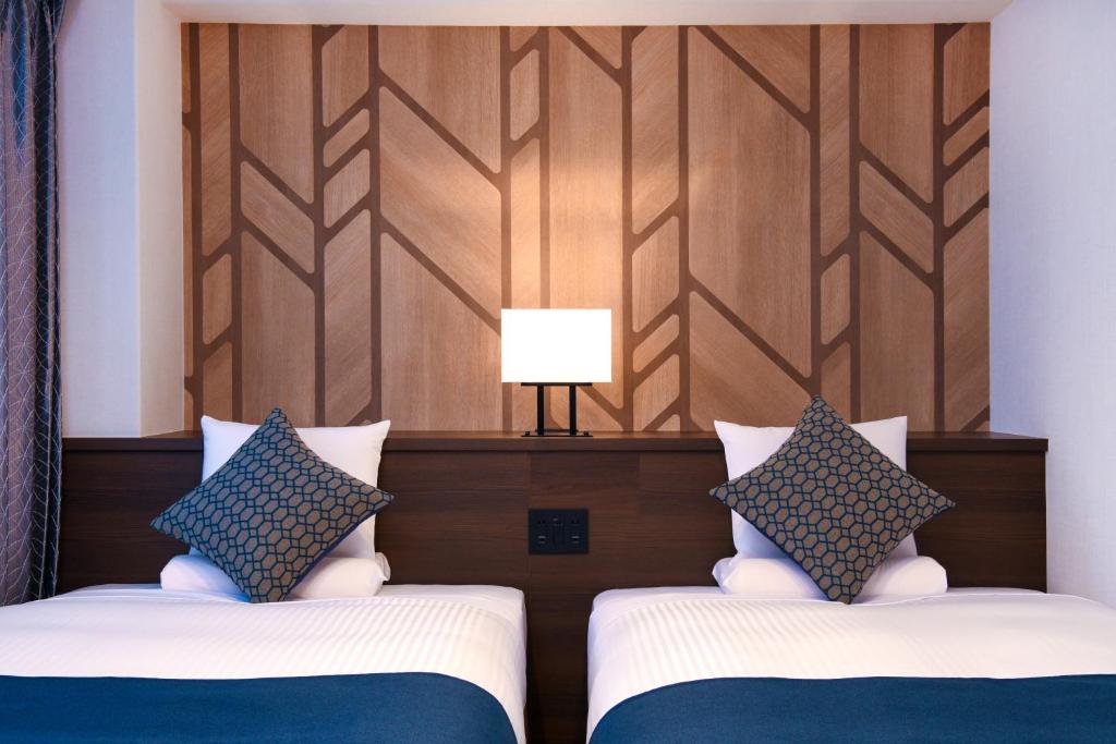 Postel nebo postele na pokoji v ubytování HOTEL MYSTAYS Atsugi