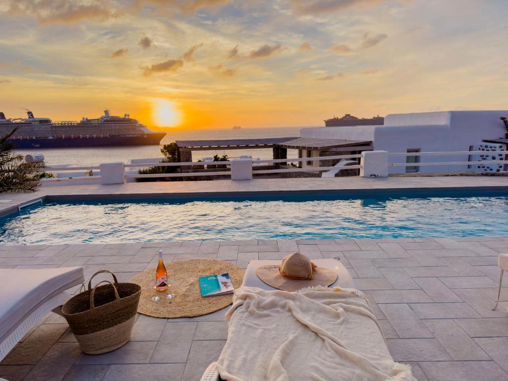 Bazén v ubytování With-inn Mykonos Suites nebo v jeho okolí