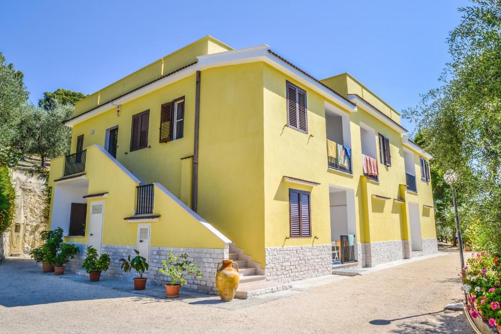ヴィエステにあるAlba Del Gargano Homeの黄色の建物