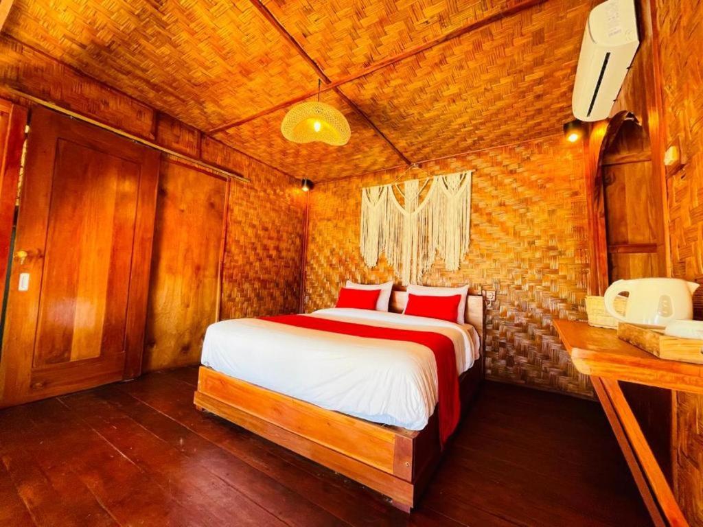 Postel nebo postele na pokoji v ubytování Three Queen Villa and Homestay