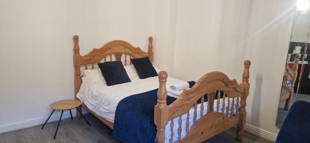 une chambre avec un lit en bois avec un cadre en bois dans l'établissement Cosy Cork Studio - cosyincork, à Cork