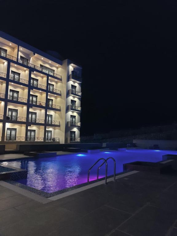 Bazén v ubytování Ramada Resort by Wyndham Gilgit nebo v jeho okolí