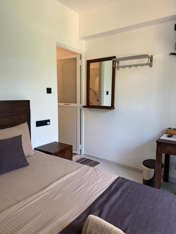 Postel nebo postele na pokoji v ubytování Devon Surf . Inn - Hiriketiya