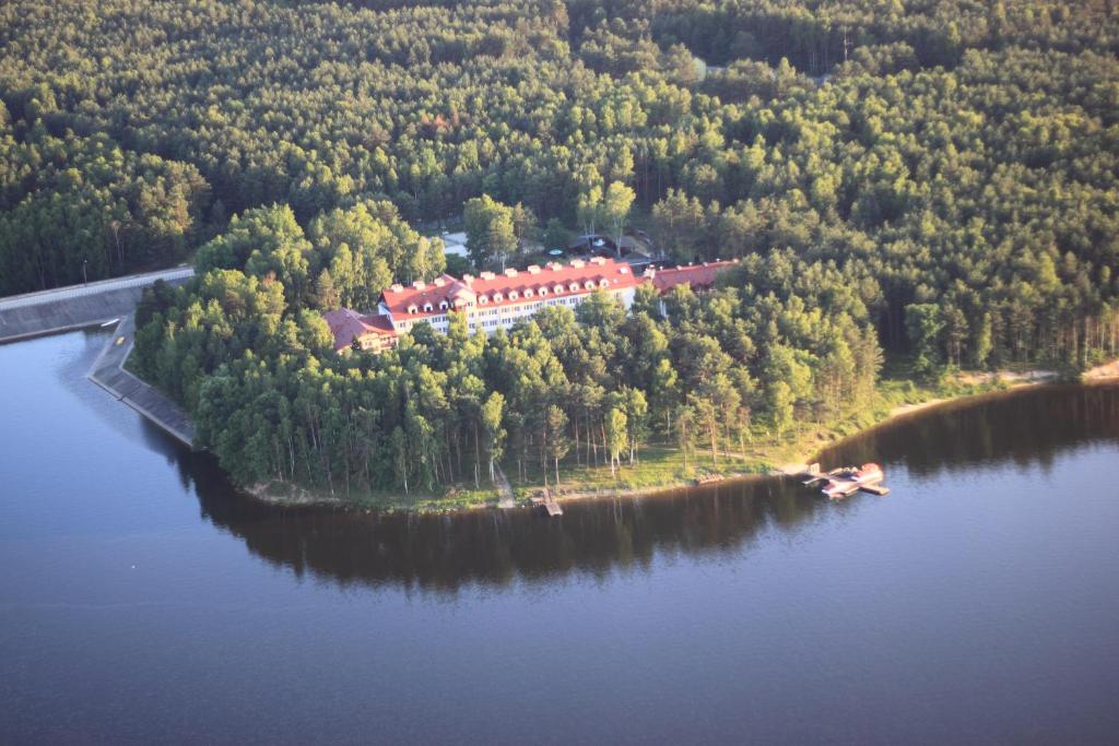 una casa su un'isola in mezzo a un lago di Cztery Wiatry Aparthotel a Korytnica